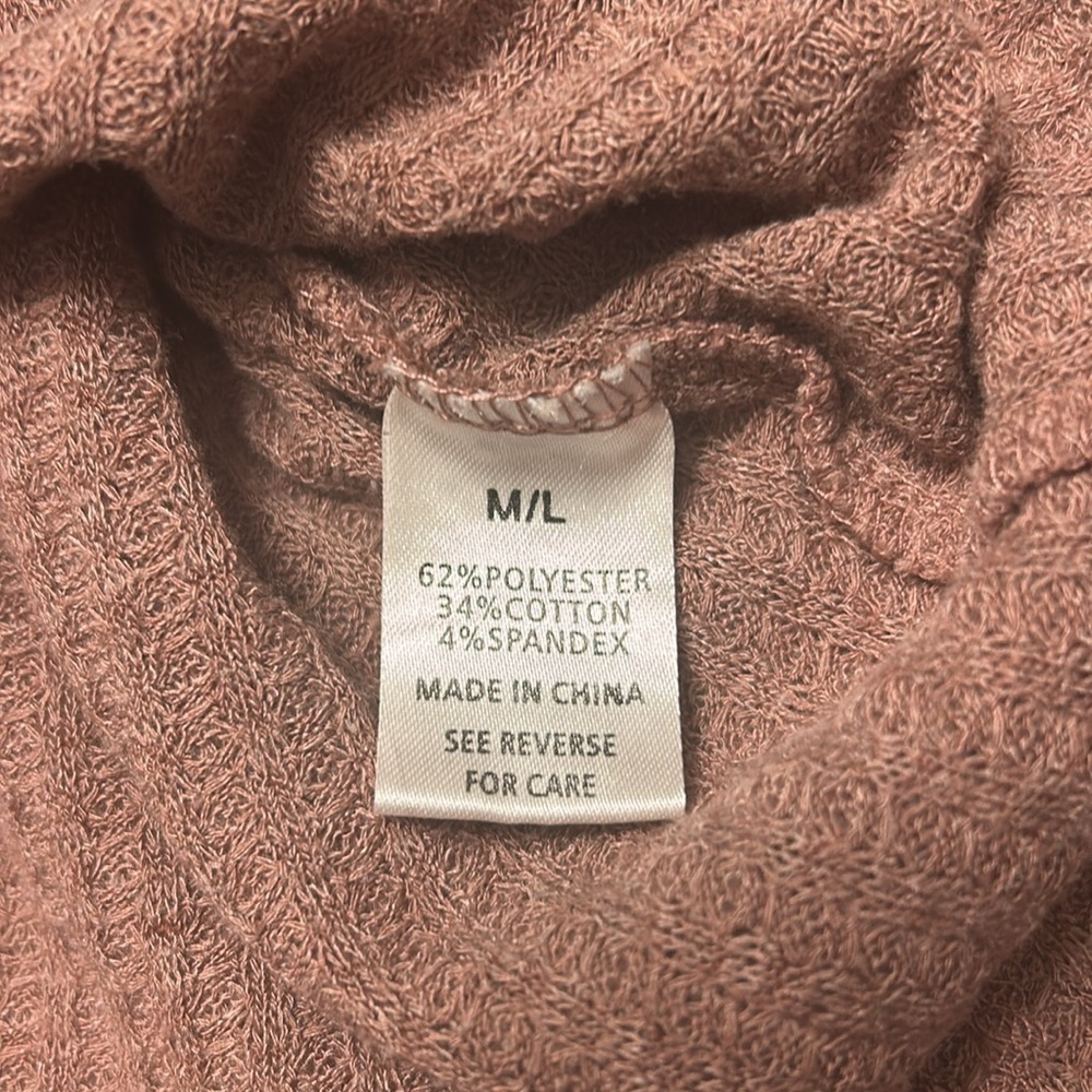 Women’s maroon long sleeve waffle knit top size M/L. - Picture 5 of 6